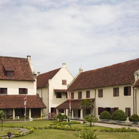 Hotel Sutomo Makassar Buitenkant foto