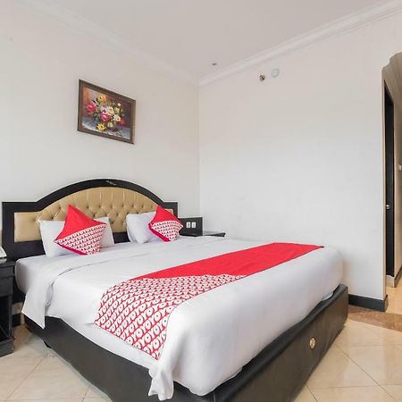 Hotel Sutomo Makassar Buitenkant foto