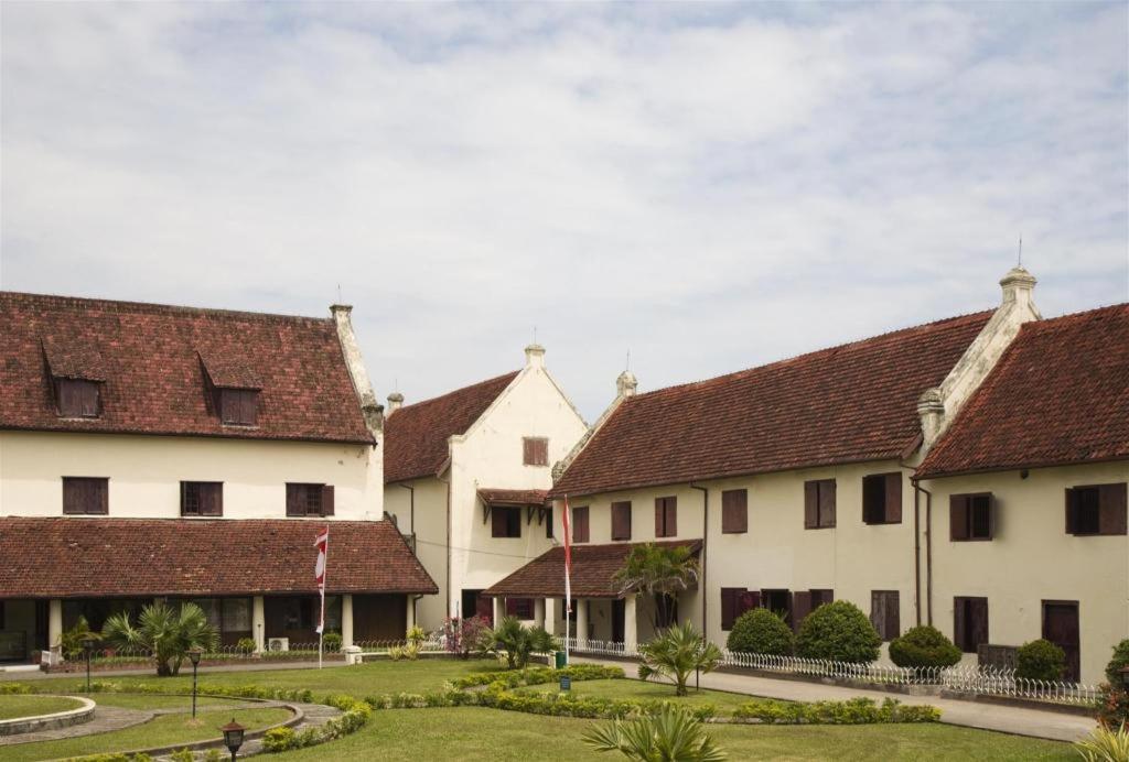 Hotel Sutomo Makassar Buitenkant foto