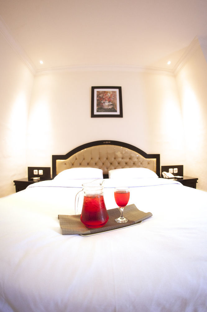 Hotel Sutomo Makassar Buitenkant foto
