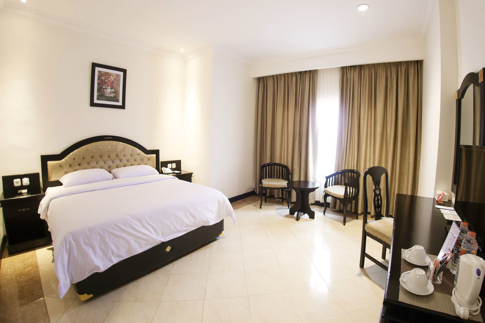 Hotel Sutomo Makassar Buitenkant foto