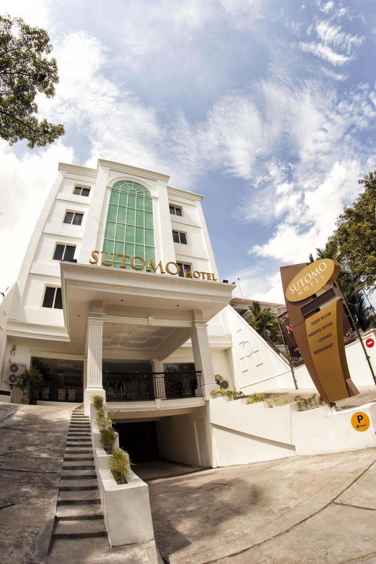 Hotel Sutomo Makassar Buitenkant foto