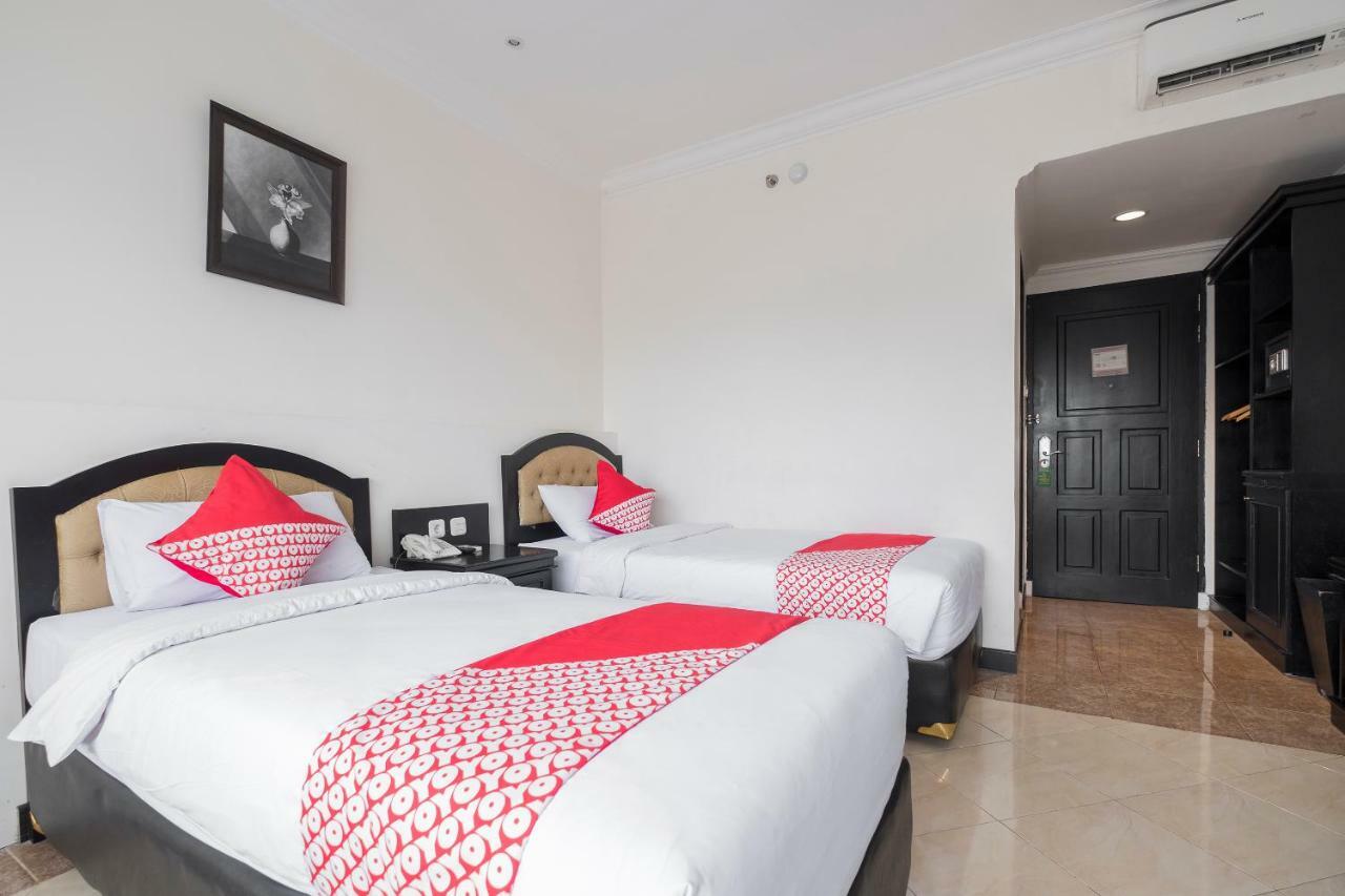 Hotel Sutomo Makassar Buitenkant foto