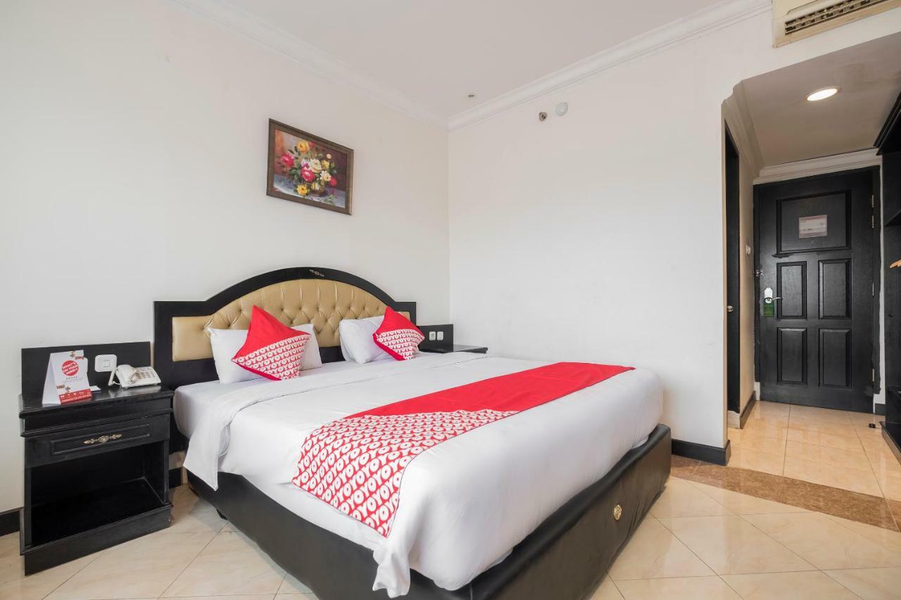 Hotel Sutomo Makassar Buitenkant foto