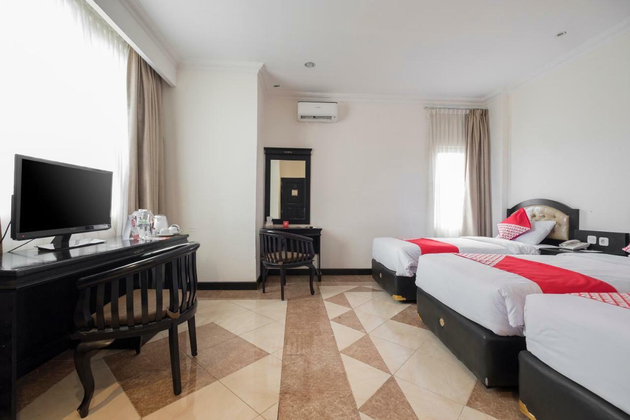 Hotel Sutomo Makassar Buitenkant foto