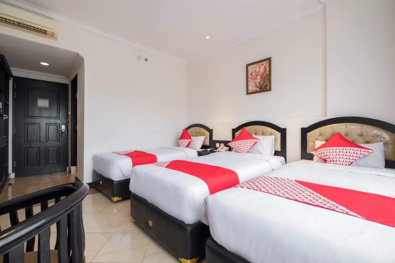 Hotel Sutomo Makassar Buitenkant foto