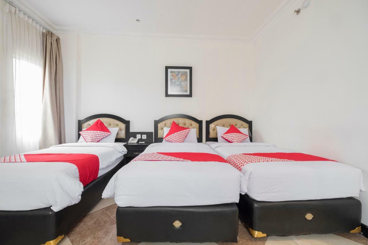 Hotel Sutomo Makassar Buitenkant foto