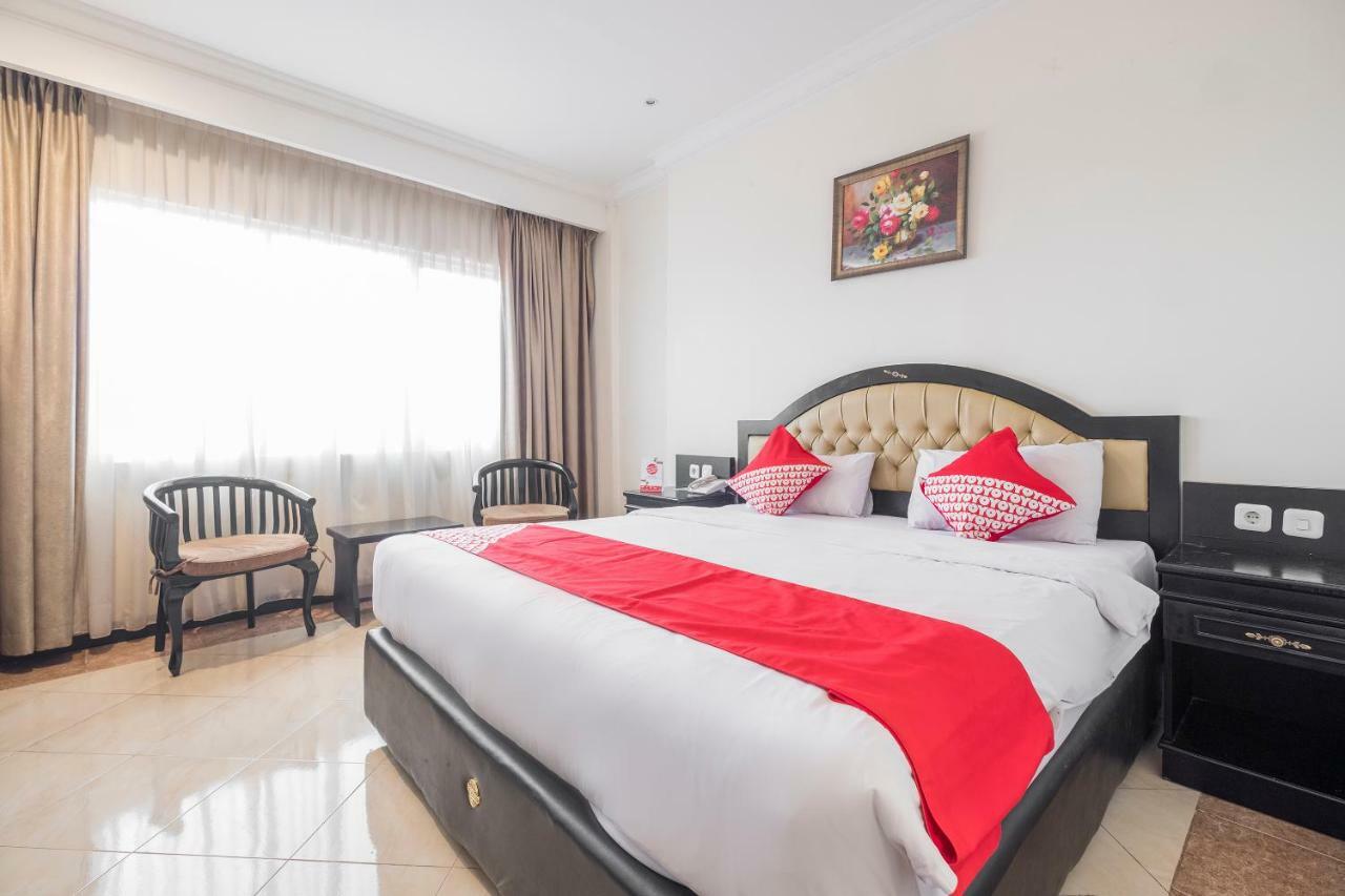 Hotel Sutomo Makassar Buitenkant foto
