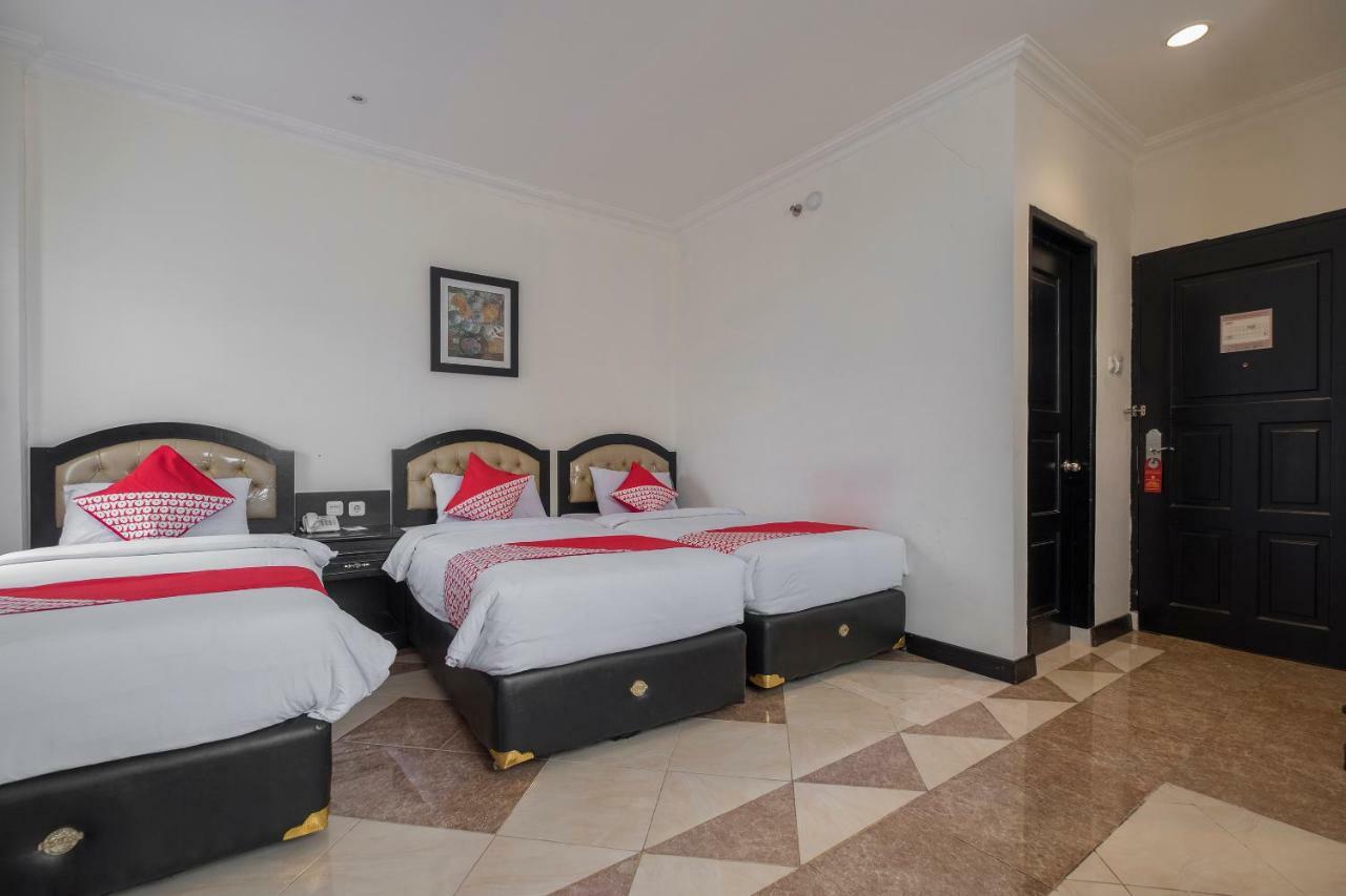 Hotel Sutomo Makassar Buitenkant foto