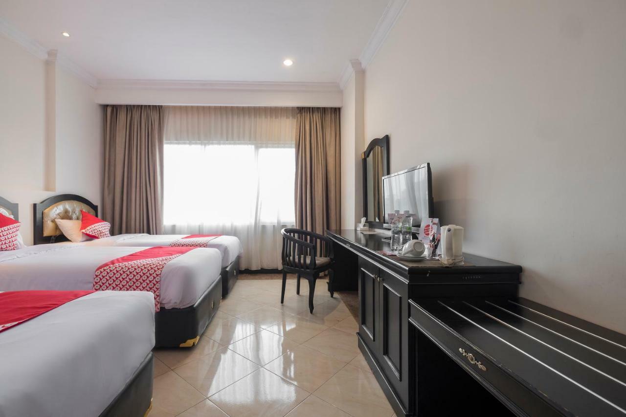 Hotel Sutomo Makassar Buitenkant foto