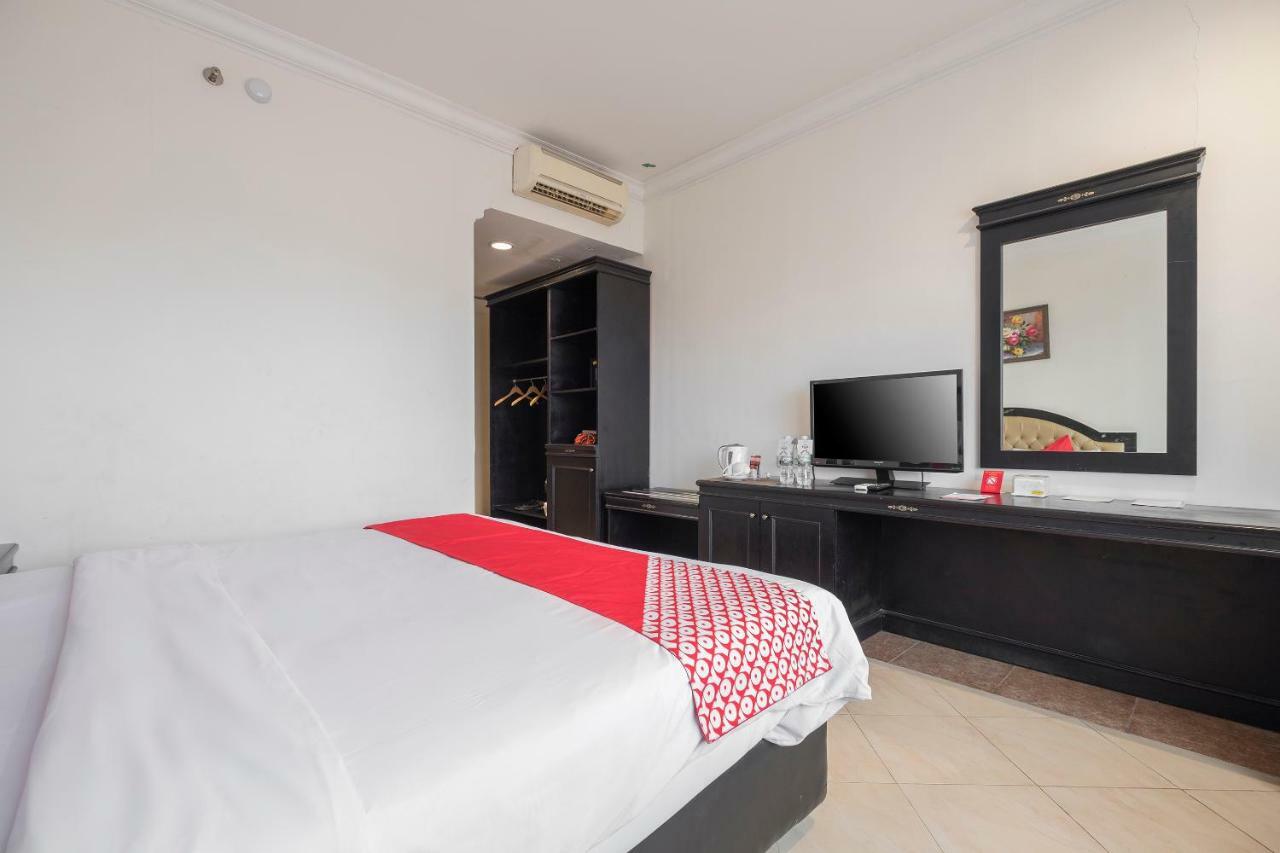 Hotel Sutomo Makassar Buitenkant foto