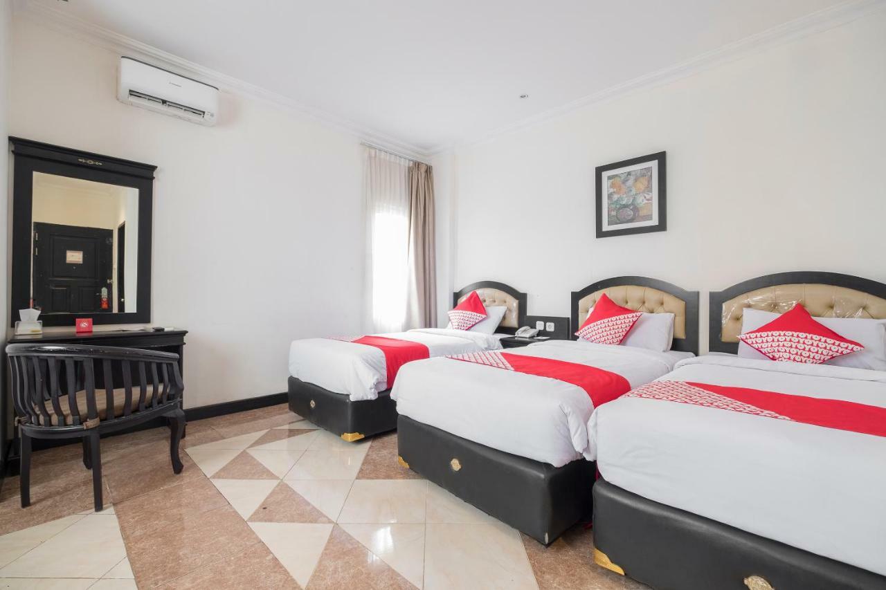 Hotel Sutomo Makassar Buitenkant foto